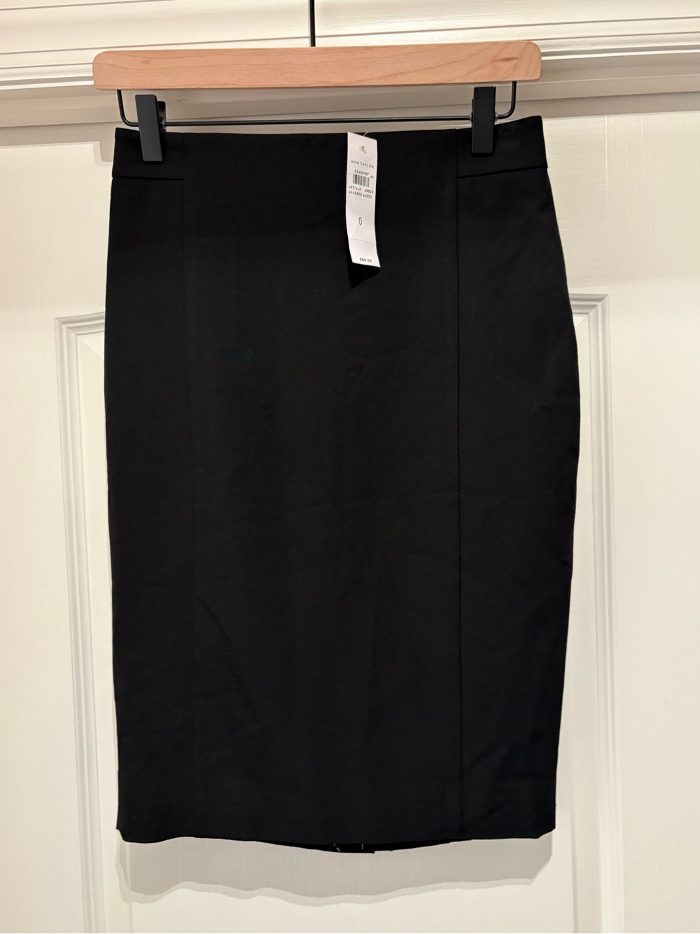 Women’s Ann Taylor black knee-length pencil skirt size 0 NWT